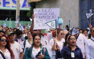 Trabajadores del IMSS protestan en siete estados en demanda de aumento salarial