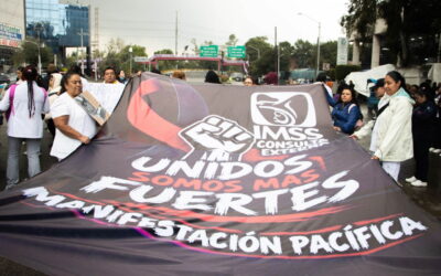 »Nos subieron 100 pesos y a veces no tenemos ni una venda»: Trabajadores del IMSS protestan por condiciones laborales