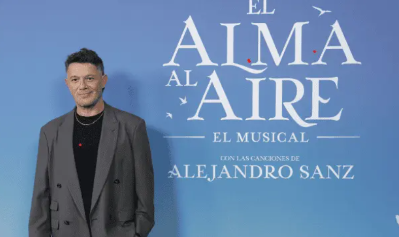 Alejandro Sanz posa por primera vez con sus cuatro hijos y su novia
